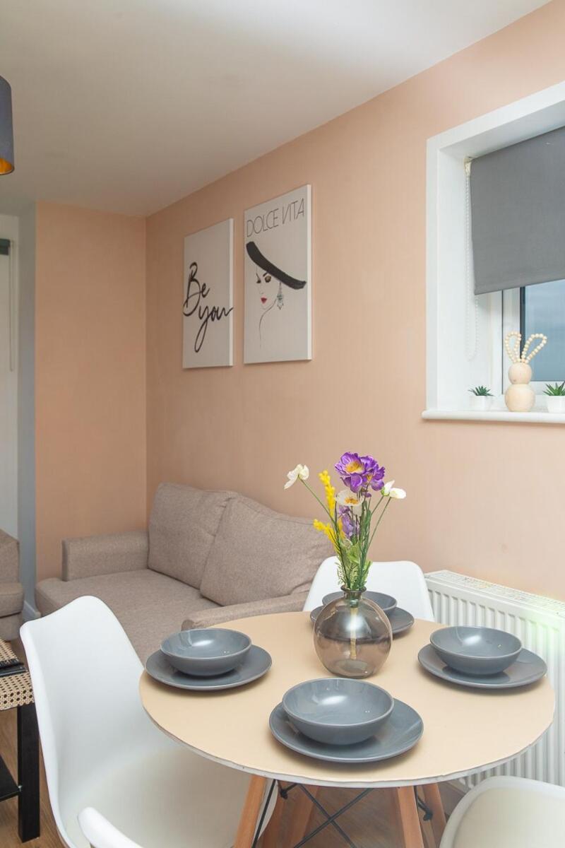 The Monument Apartment, 2 Bedrooms, 2 Bathrooms, Private Balcony, Open Plan Kitchen, Recently Renovated, Code-access Development, Free Multi Car Park, Ideal Location