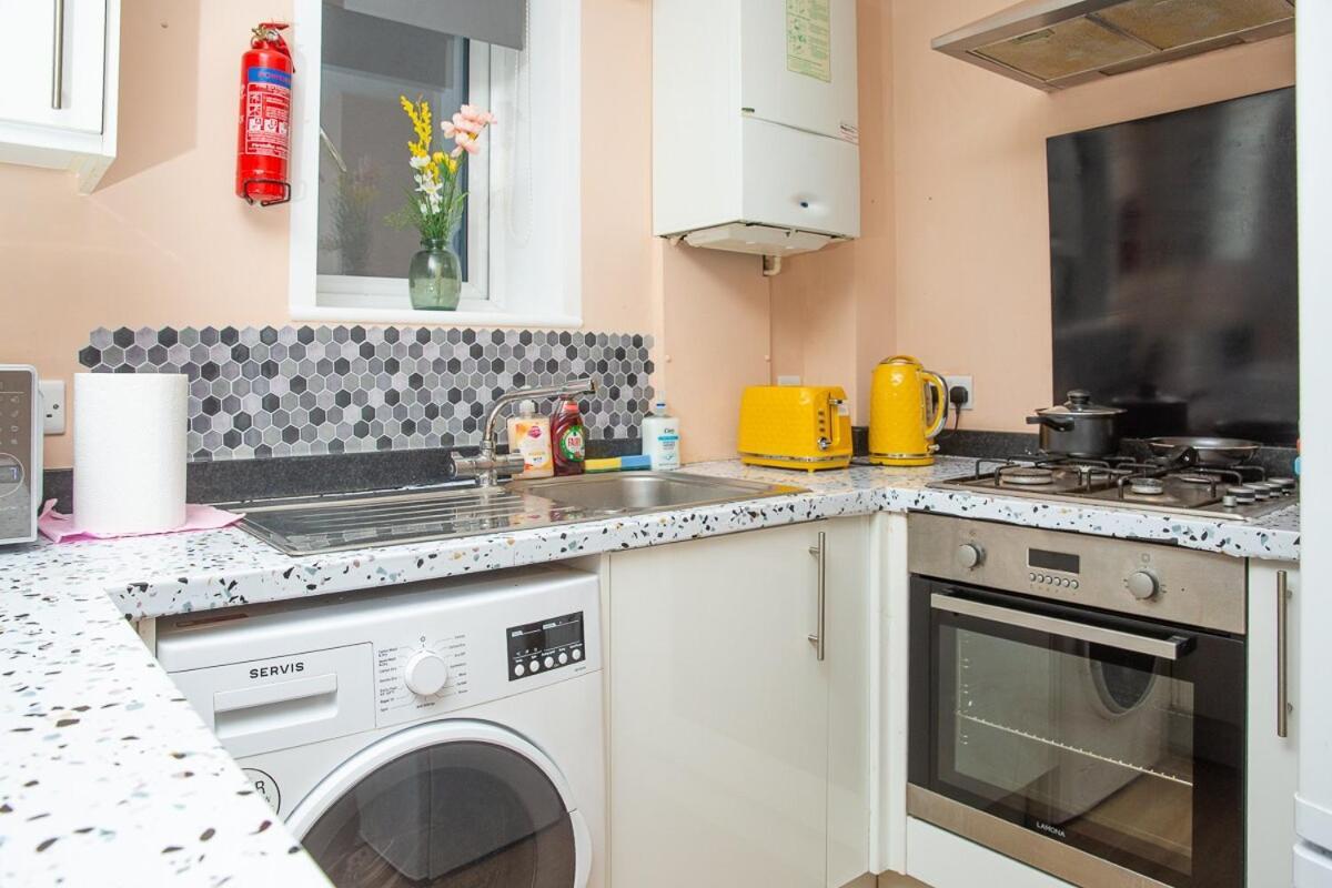 The Monument Apartment, 2 Bedrooms, 2 Bathrooms, Private Balcony, Open Plan Kitchen, Recently Renovated, Code-access Development, Free Multi Car Park, Ideal Location