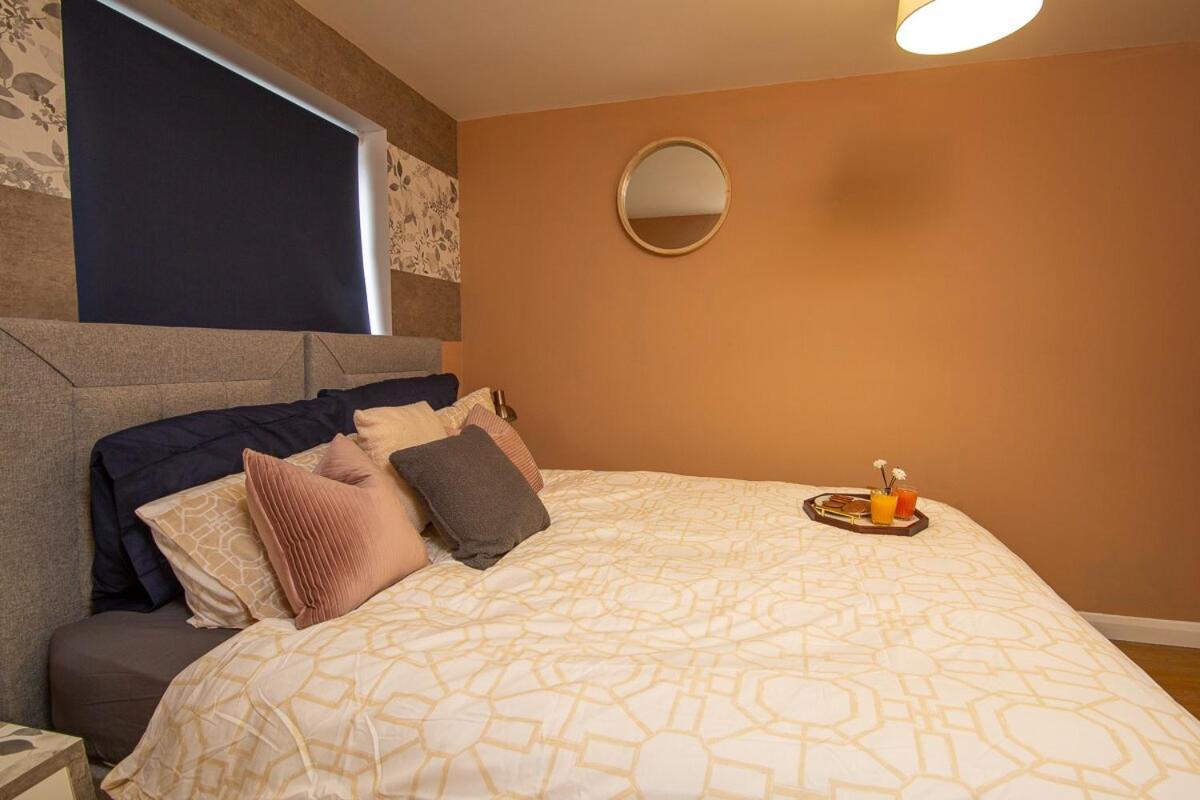 The Monument Apartment, 2 Bedrooms, 2 Bathrooms, Private Balcony, Open Plan Kitchen, Recently Renovated, Code-access Development, Free Multi Car Park, Ideal Location