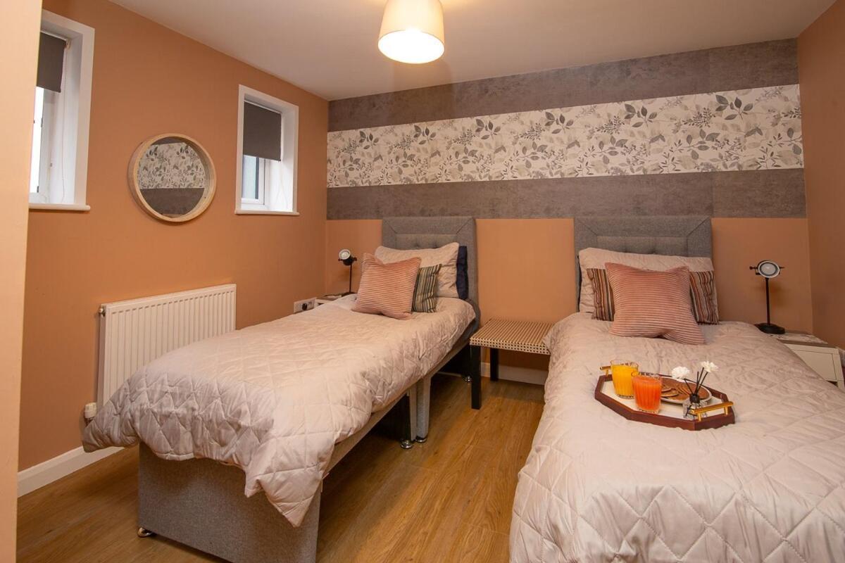 The Monument Apartment, 2 Bedrooms, 2 Bathrooms, Private Balcony, Open Plan Kitchen, Recently Renovated, Code-access Development, Free Multi Car Park, Ideal Location